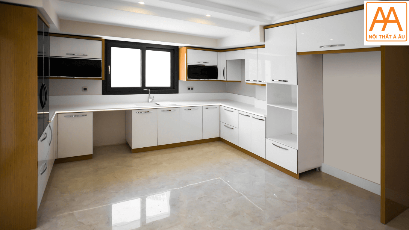 Thiết kế tủ bếp nhựa giả gỗ kịch trần tối ưu không gian lưu trữ.