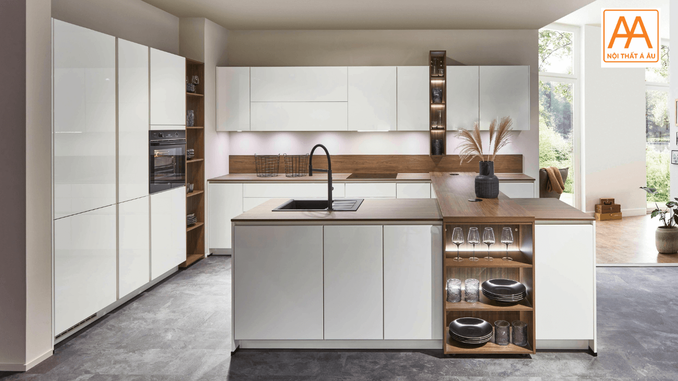 Thiết kế tủ bếp nhựa trắng phối vân nhựa giả gỗ phong cách Quiet Luxury năm 2026.